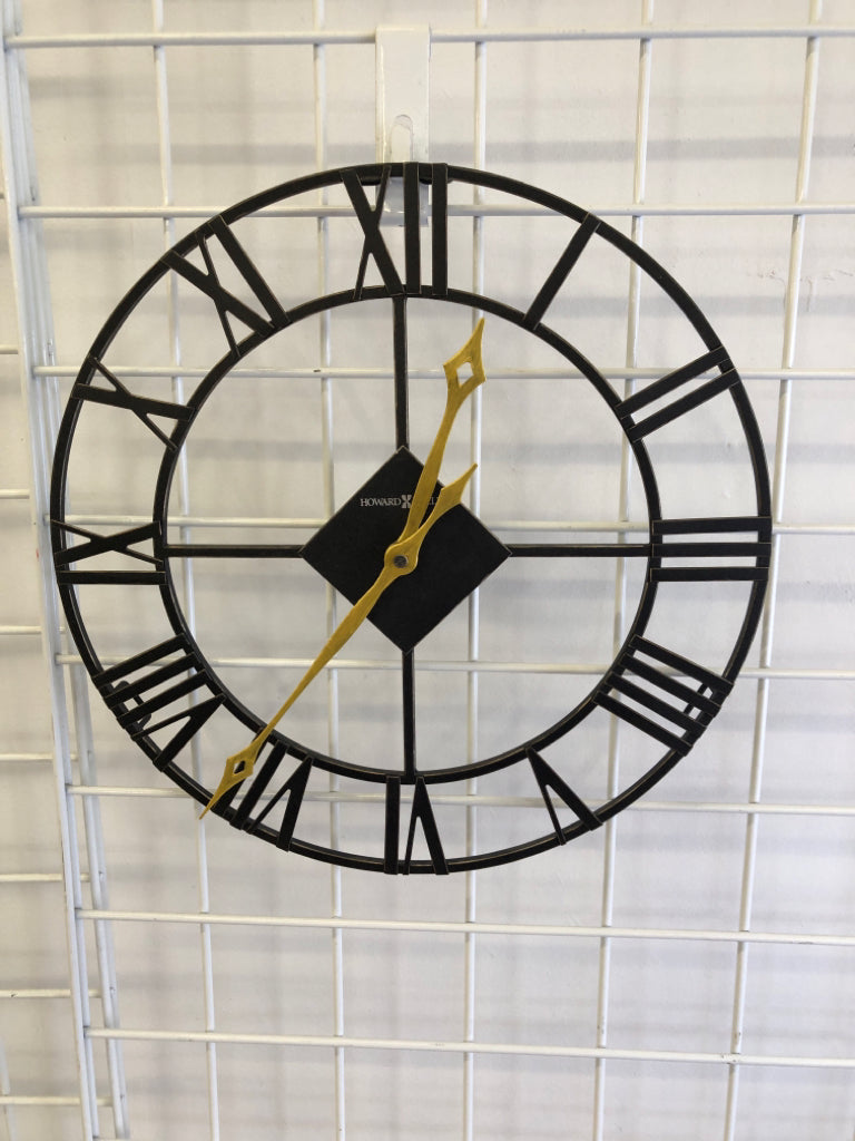 BLACK + GOLD METAL CLOCK.