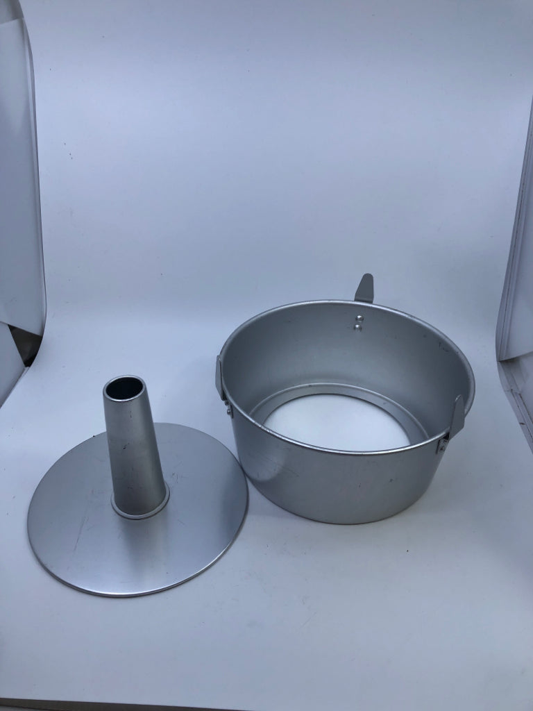 METAL 2PC BUNDT PAN.