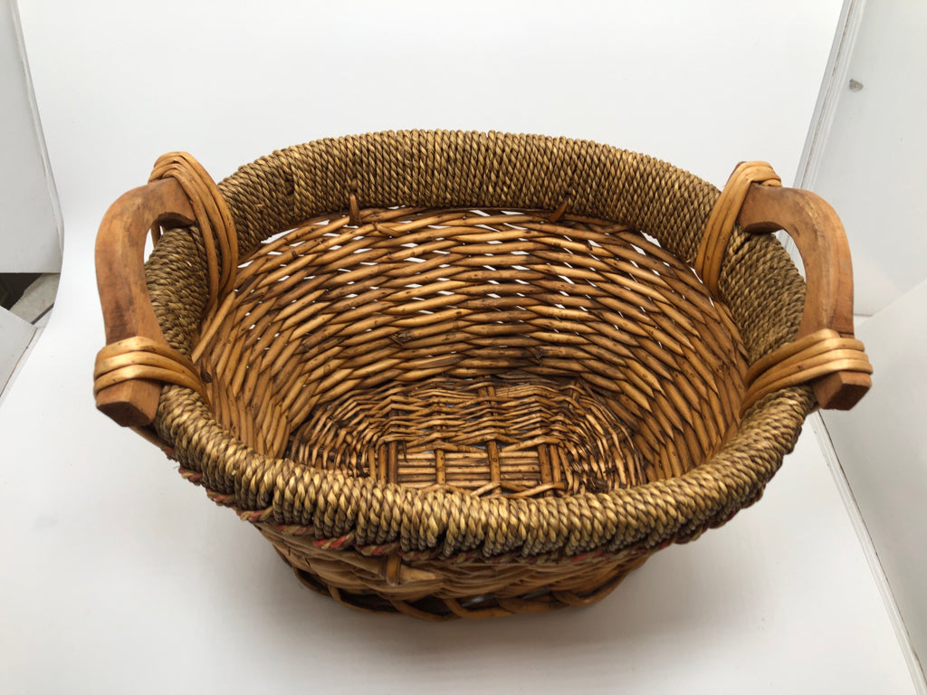 WICKER BASKET W/WOVEN ROPE RIM.