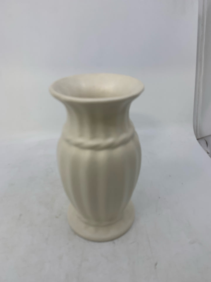 VTG CERAMIC VASE.