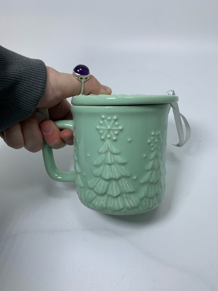2PC CERAMIC EMBOSSED CHRISTMAS TREES/ SNOWFLAKES W/ ORNAMENT/LID MUG.