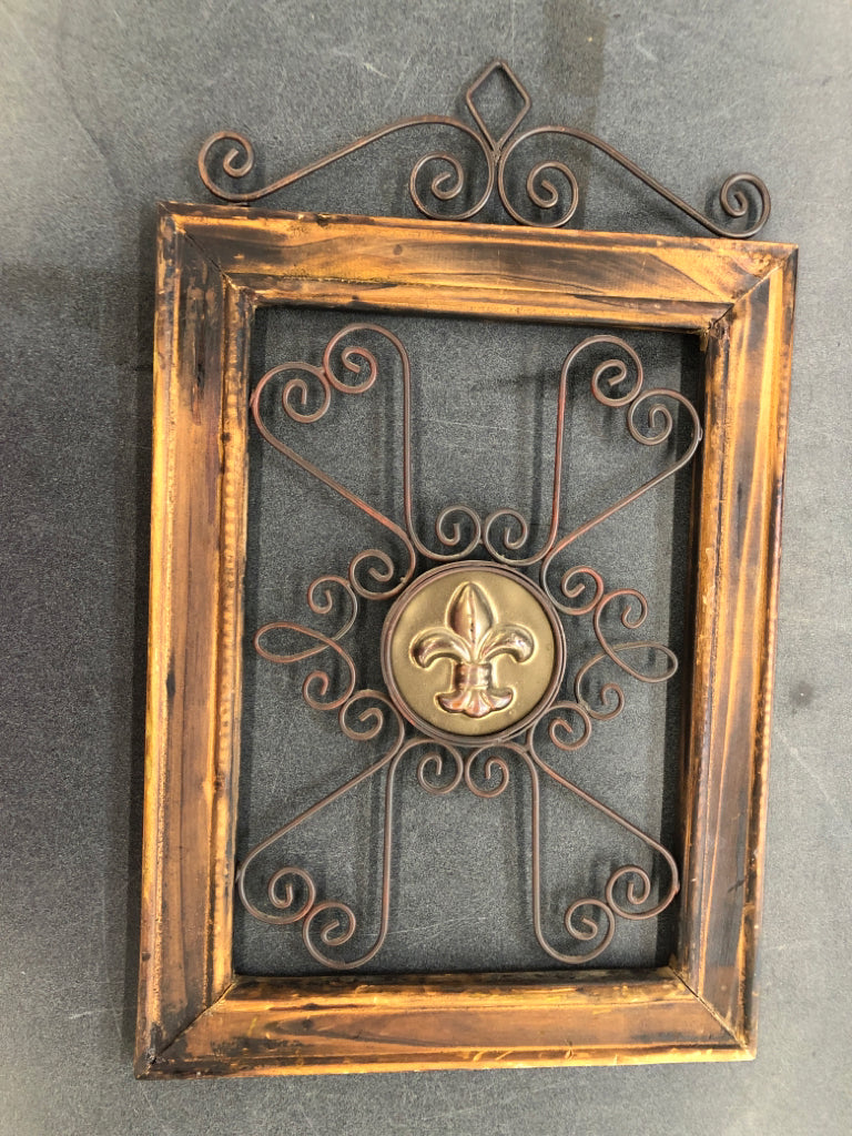 SMOKED WOOD FRAME METAL FLEUR DE LIS.
