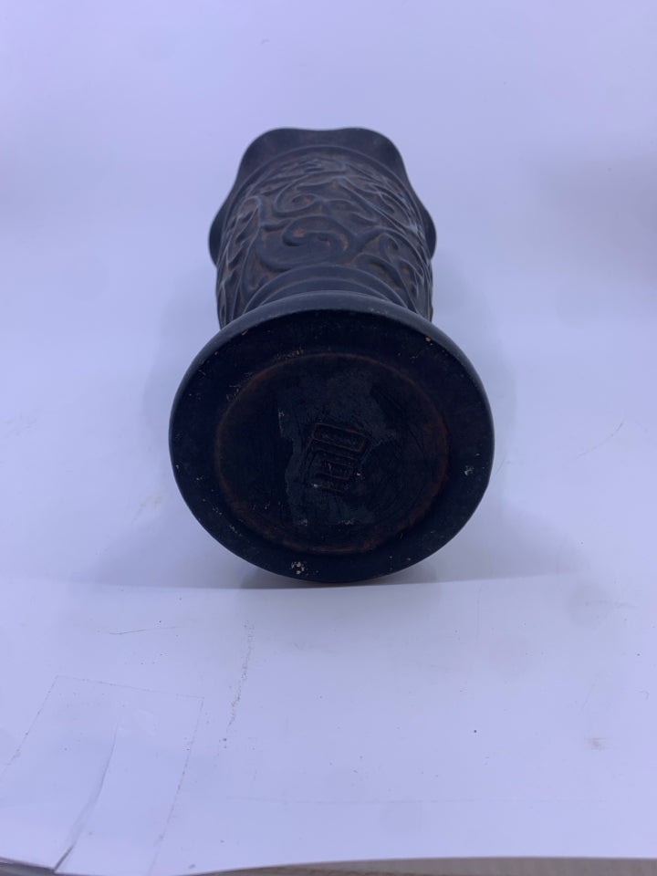 SCROLL DESIGN BLACK CERAMIC VASE.