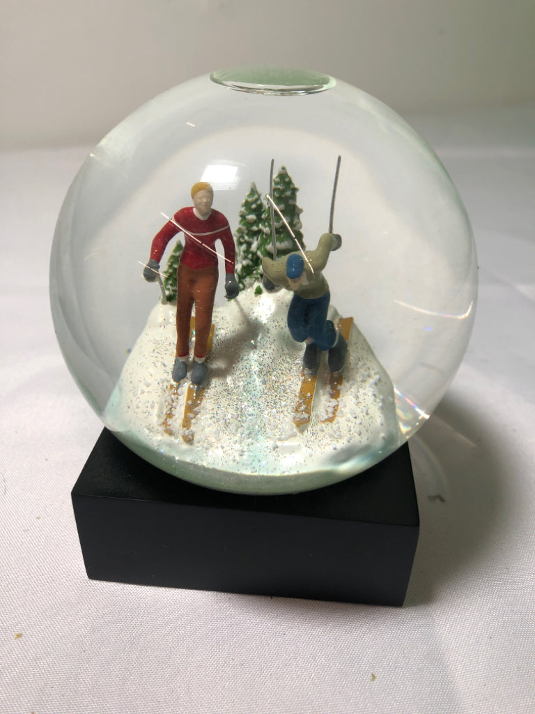 SKIERS SNOW GLOBE.