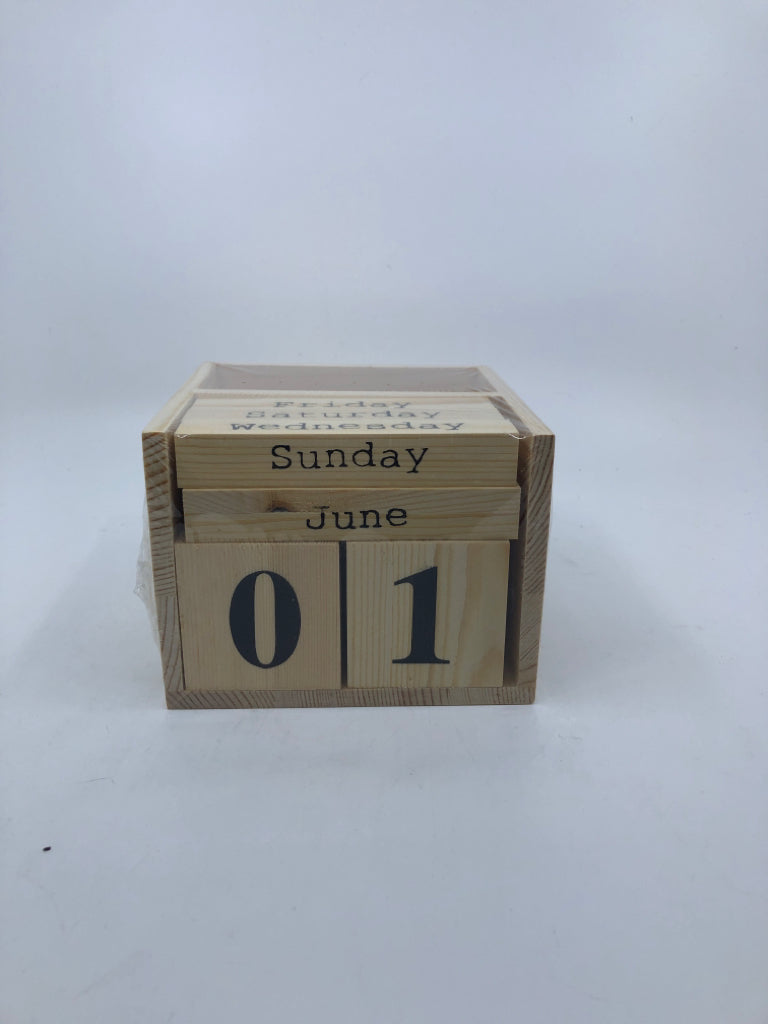 NIP BLONDE WOOD PERPETUAL CALENDAR.