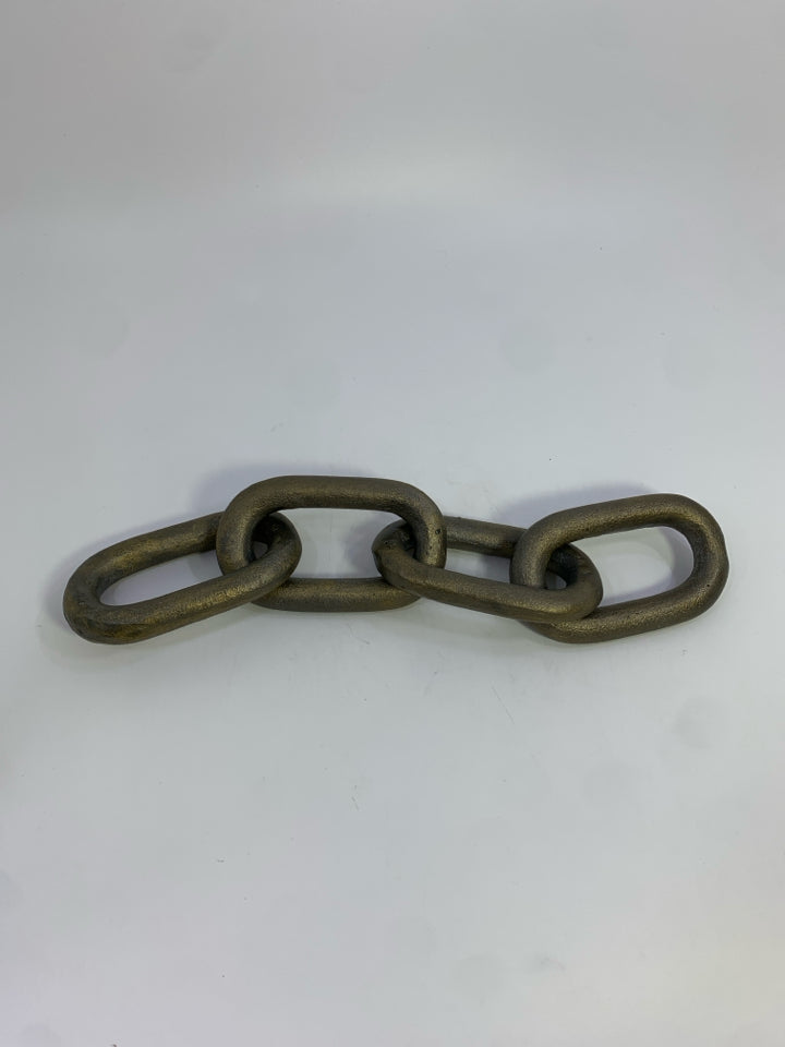 GOLD CHAIN LINK DESK DECOR.