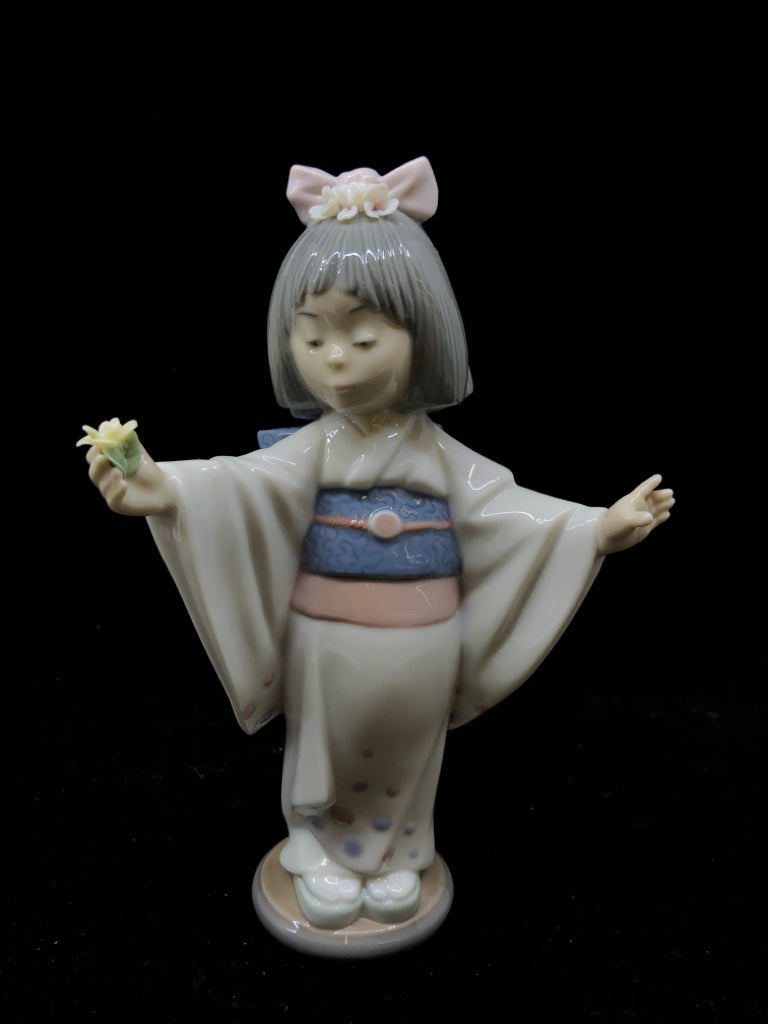 LLADRO LITTLE GIRL IN KIMONO HOLDING YELLOW FLORAL W ARMS OPEN.