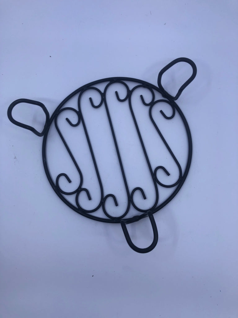 ROUND BLACK METAL FOOTED TRIVET.