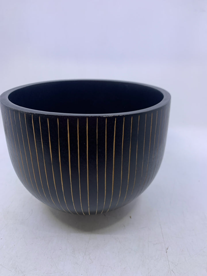 BLACK LINED WOOD PLANTER.