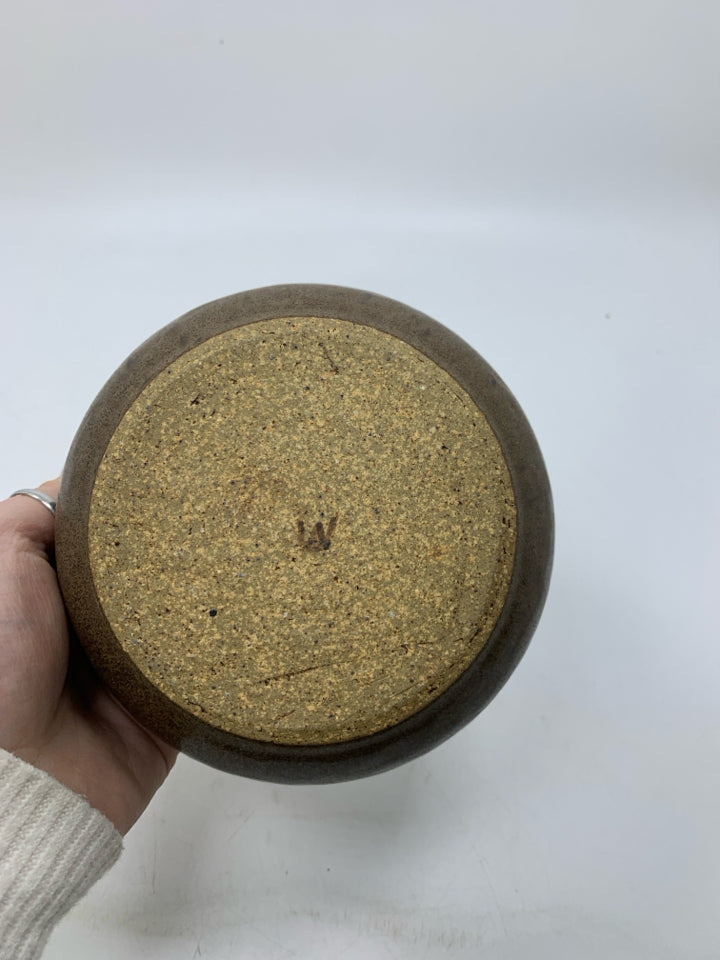 LIGHT BROWN OUTER SPECKLED INSIDE POTTERY PLANTER.