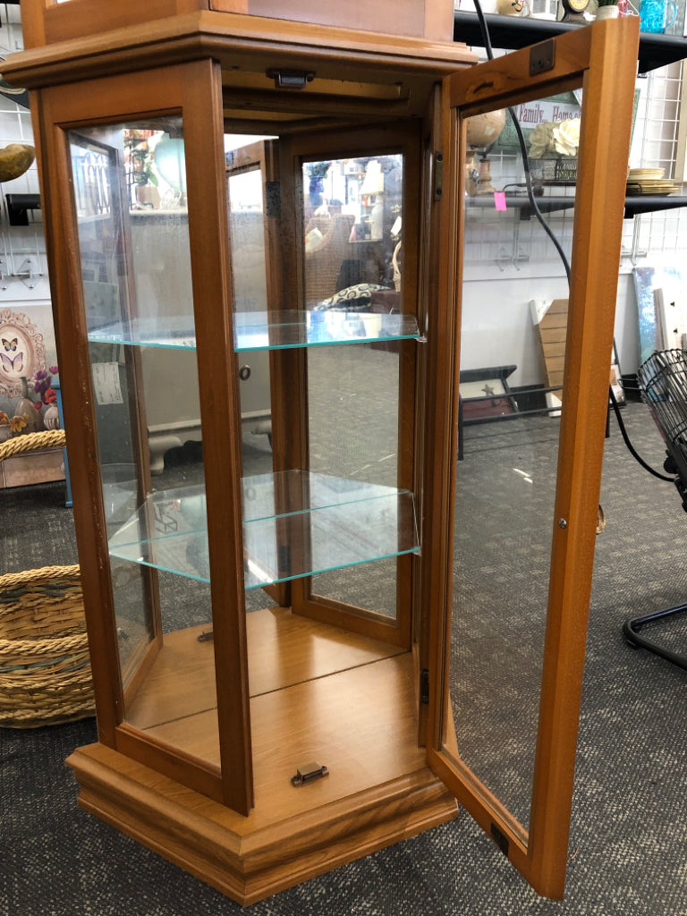 PULASKI LIGHT-UP CURIO CABINET.