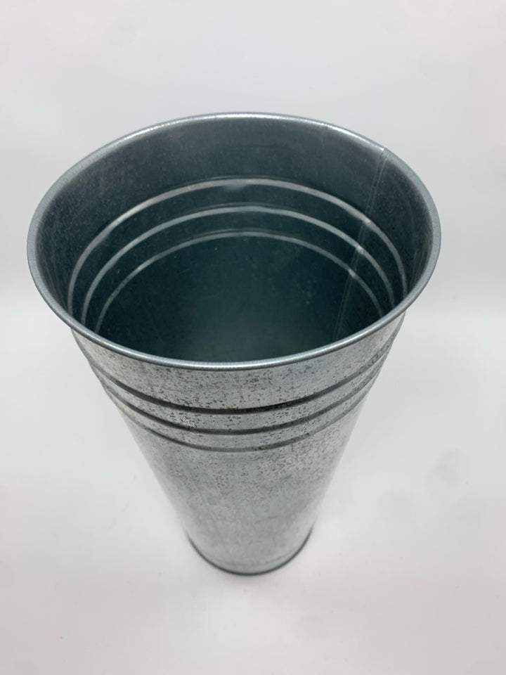 GALVANIZED TIN FLOWER BUCKET.