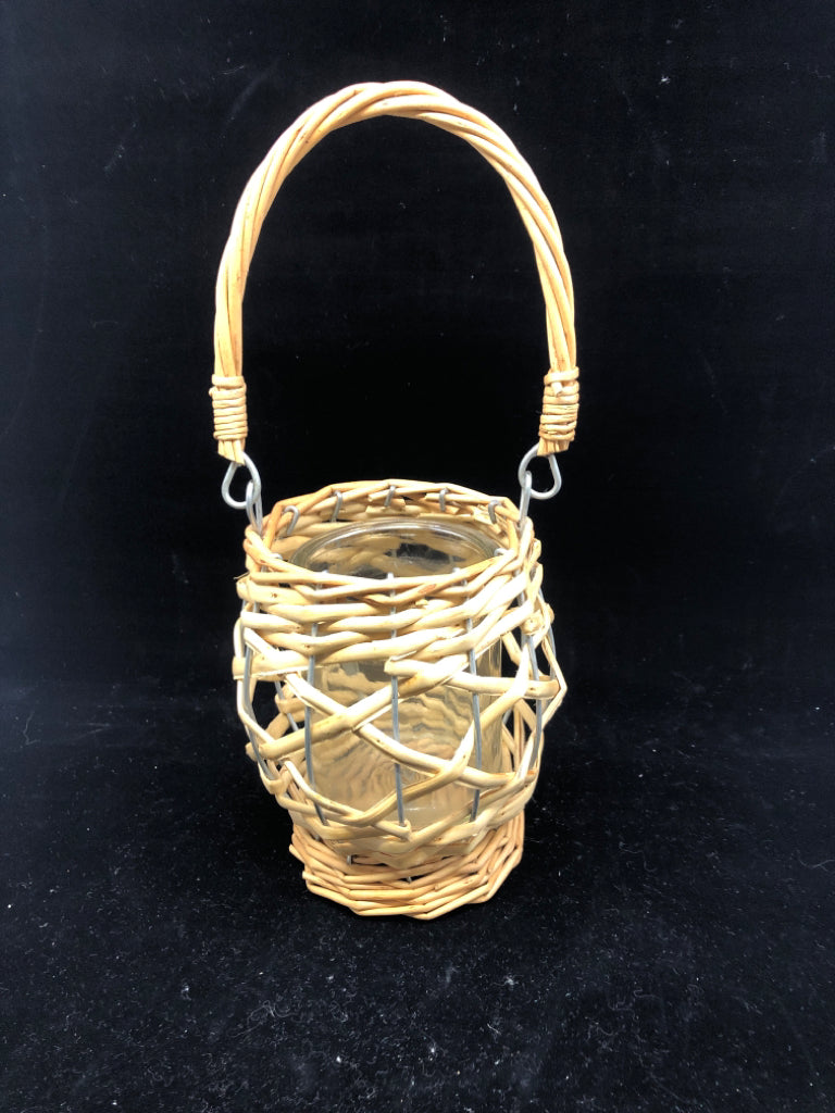 CANDLE HOLDER IN WOVEN BASKET W HANDLE.