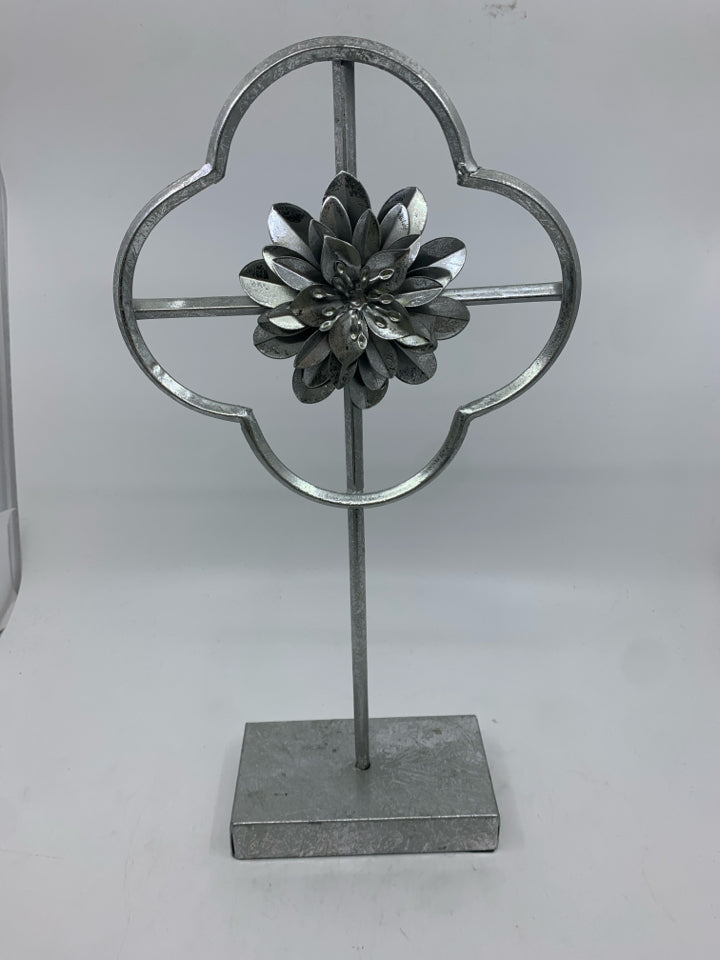 SILVER FLOWER STANDING TABLE DECOR.