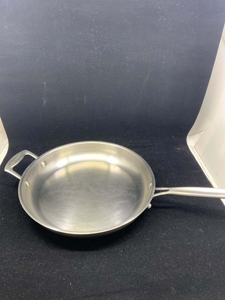 CUISINART STAINLESS STEEL OPEN SKILLET WITH HELPER HANDLE.