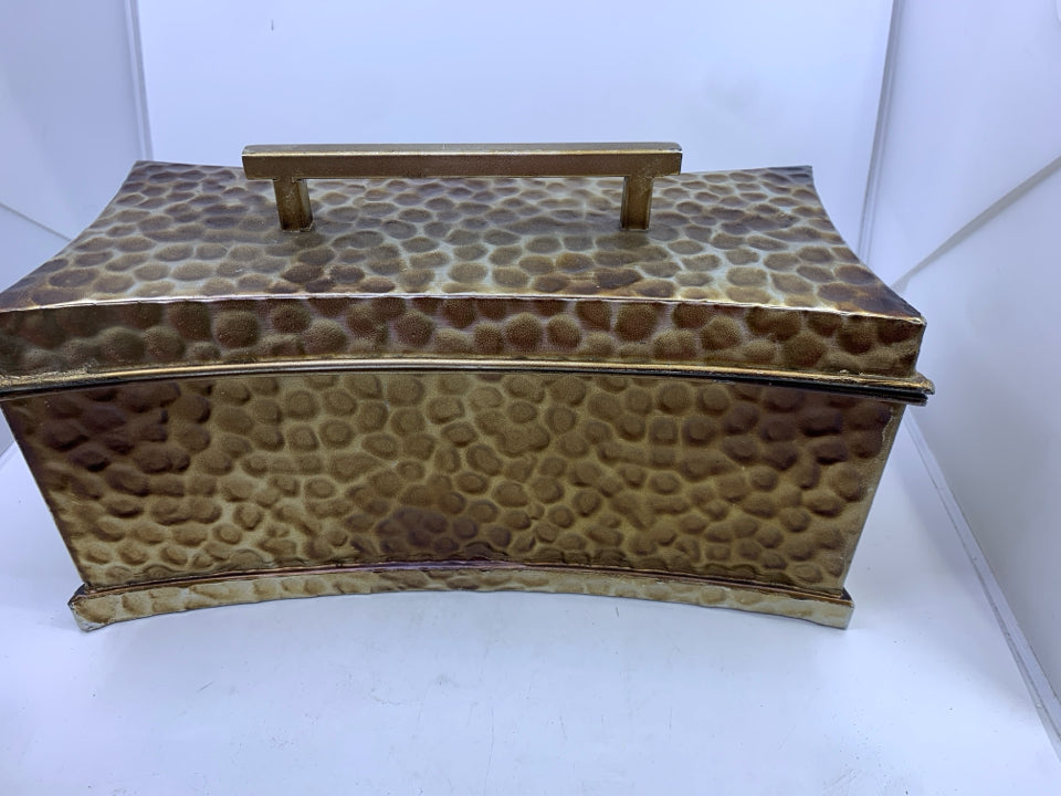 RECTANGLE GOLD HAMMERED CONTAINER WITH LID.