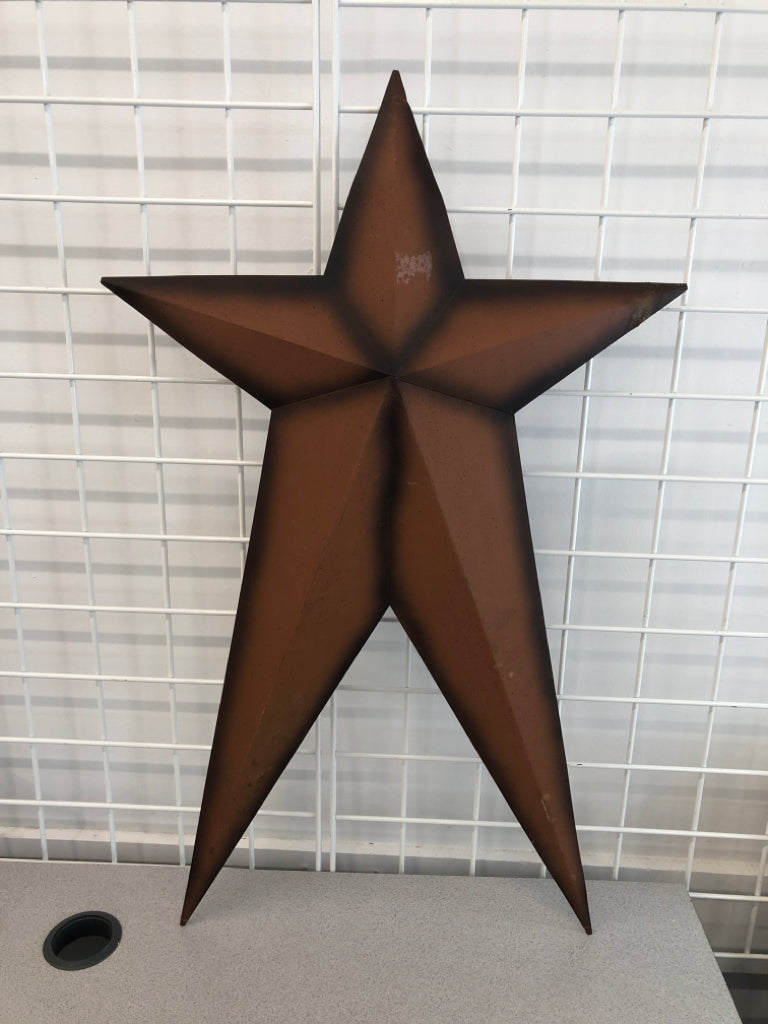 PRIMITIVE RED METAL STAR.