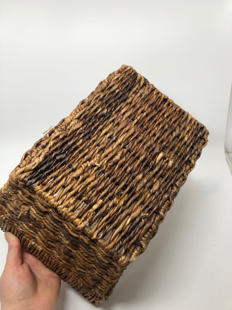 WOVEN RECTANGLE BASKET.