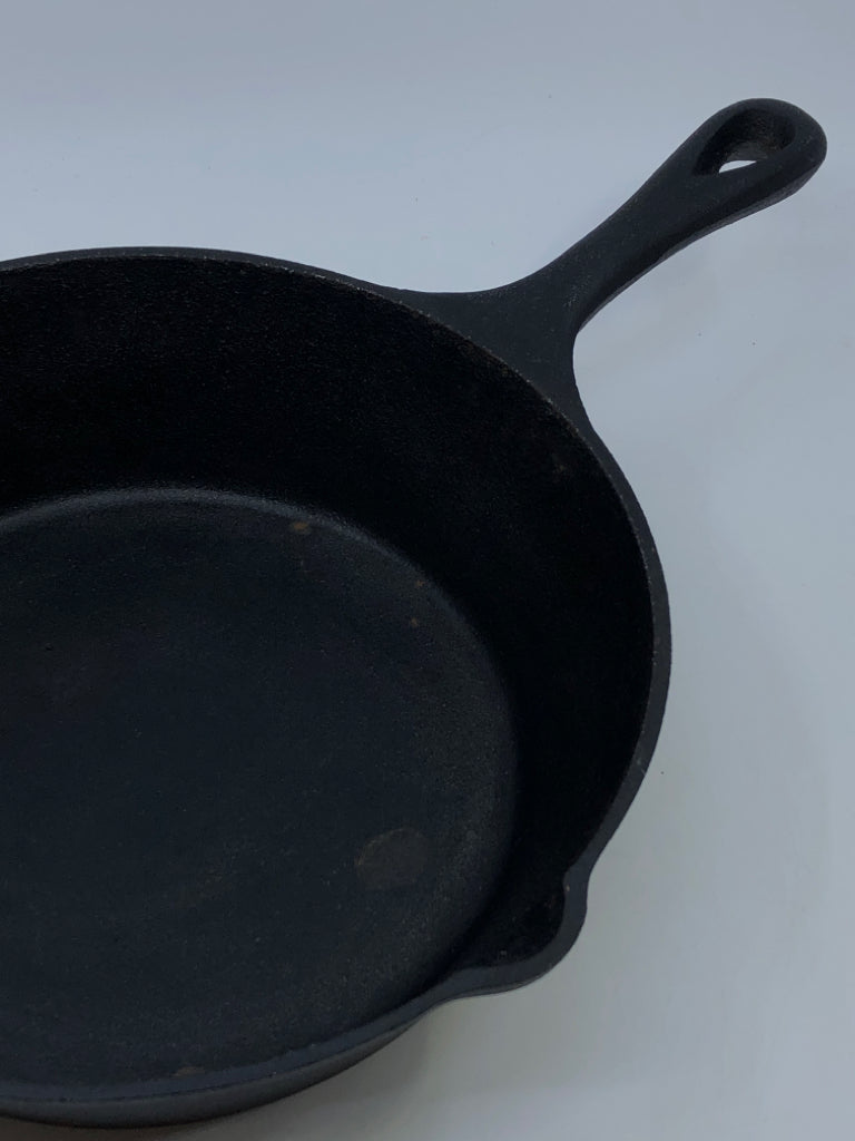 HEAVY CAST IRON DEEP SKILLET PAN.