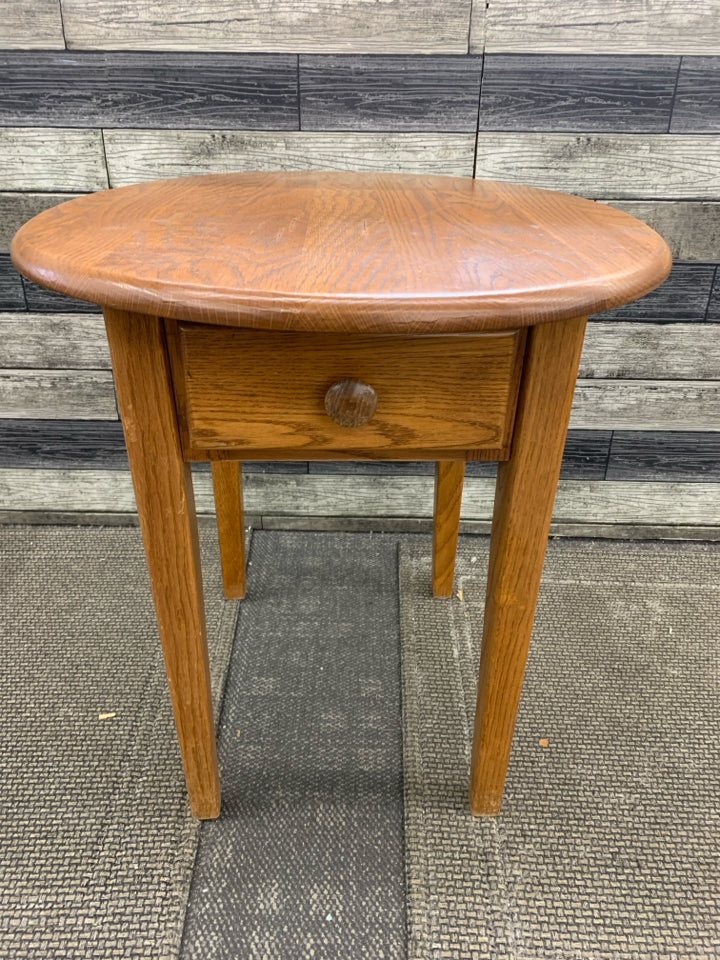 WOOD OVAL SIDE TABLE W/DRAWER.