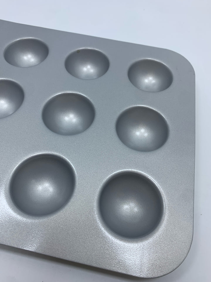12-SLOT DONUT-HOLE PAN.
