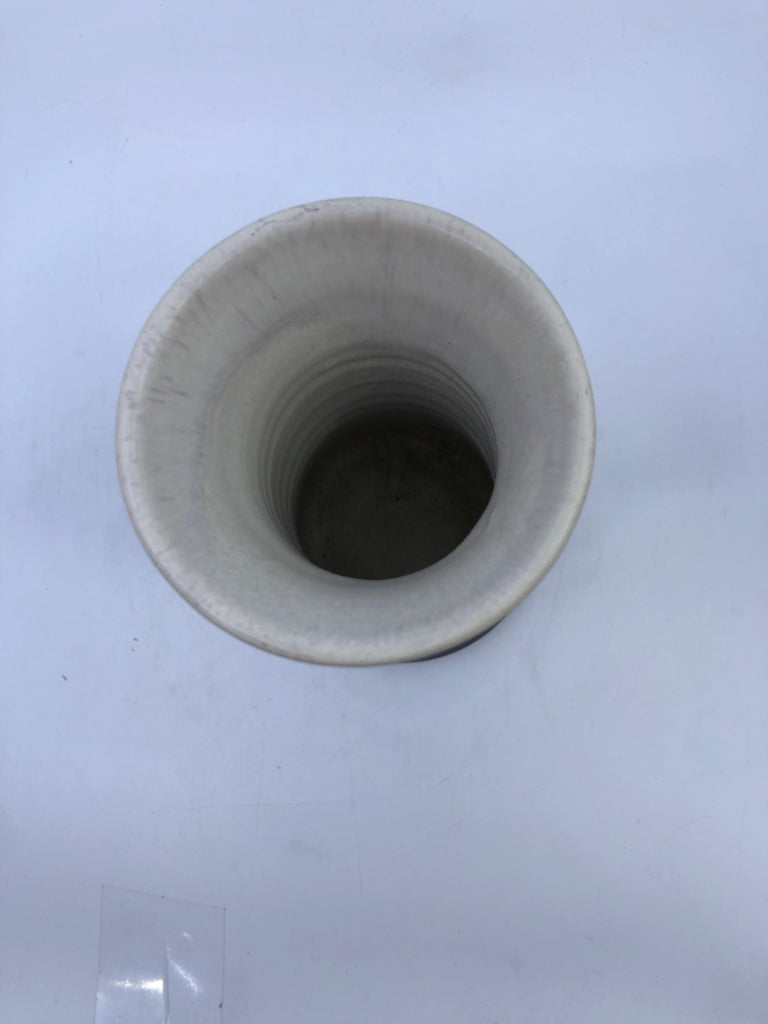 BLACK/WHITE POTTERY VASE.