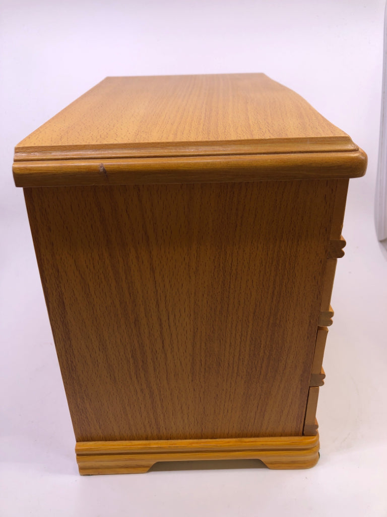 BLONDE WOOD 3 DRAWER JEWELRY BOX.