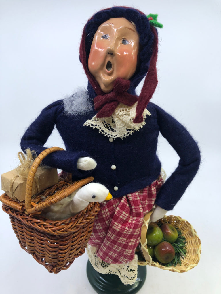 BYERS' CHOICE GRANDMA HOLDING GOOSE AND APPLES-1995.