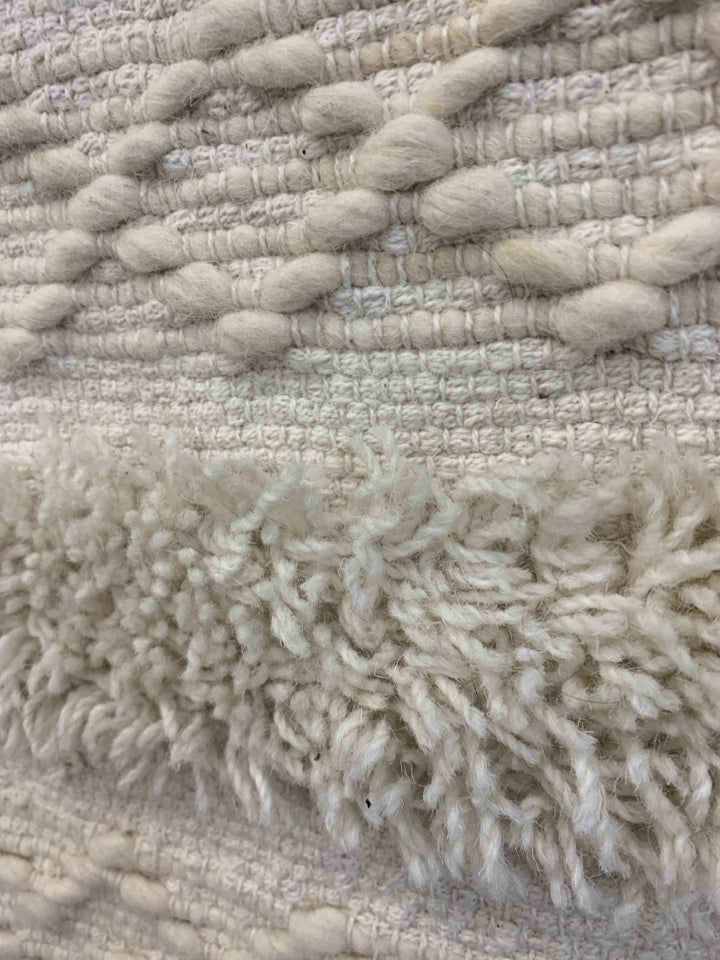 LARGE WOVEN HANGING TAPESTRY W/TASSLES.