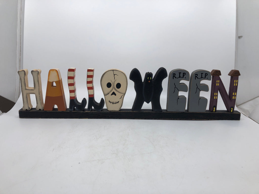 HALLOWEEN WOOD BLOCK SIGN.