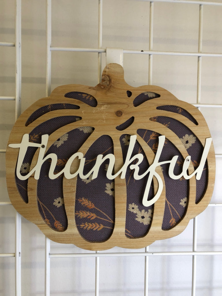 WOOD THANKFUL PUMPKIN WALL ART.