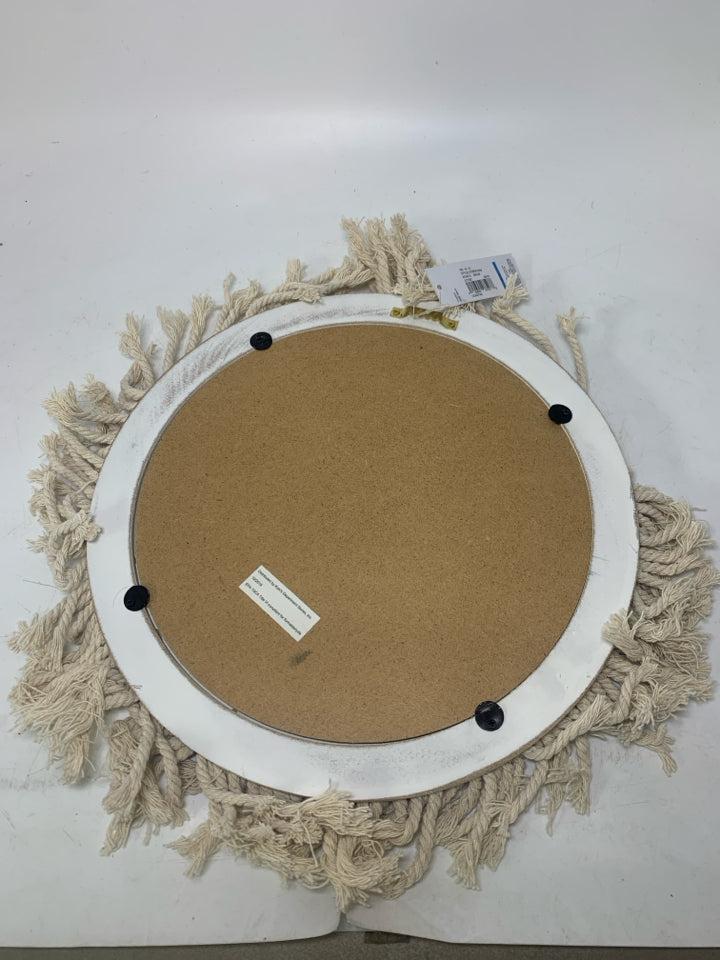 SMALL CIRCLE MACRAME EDGE MIRROR.