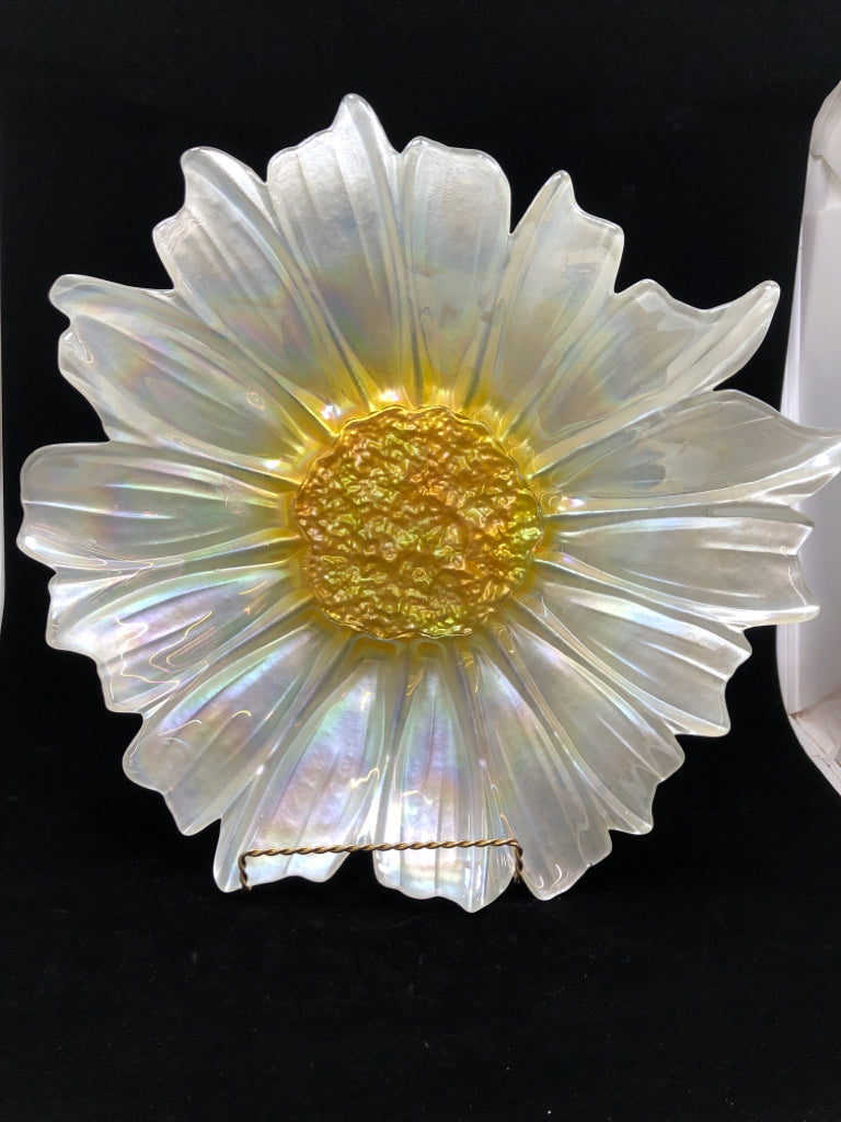 IRIDESCENT FLOWER SHAPED GLASS BOWL.