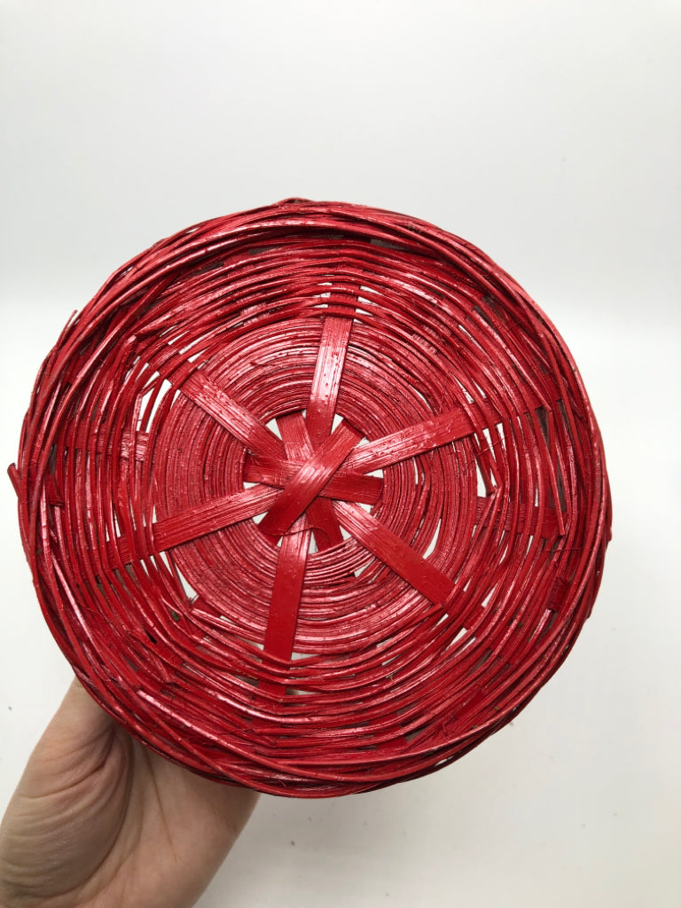 SMALL RED ROUND BASKET W/HANDLE.