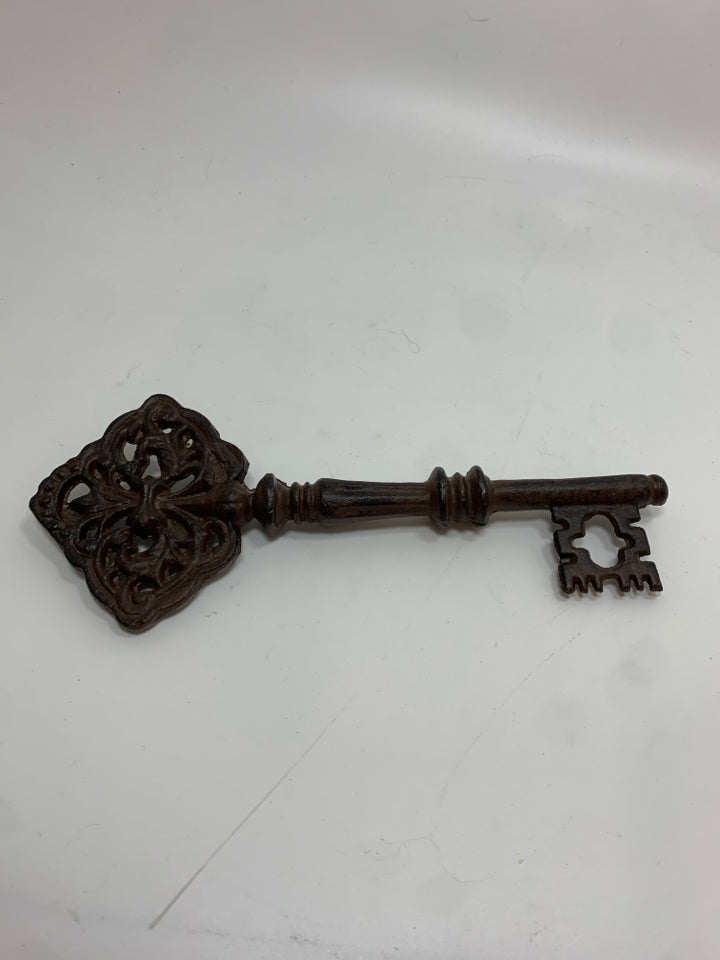 OVERSIZED METAL SKELETON KEY.