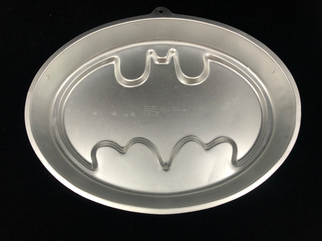 OVAL BATMAN SYMBOL CAKE PAN.