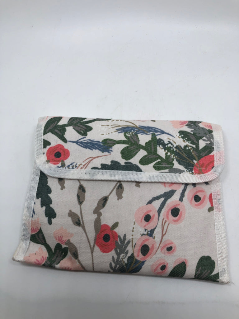 5PC FLORAL PICNIC BAG W/WICKER BOTTOM.