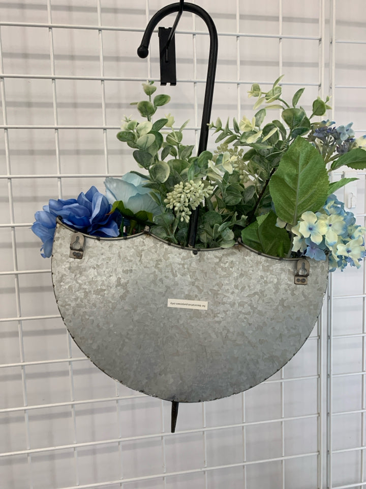 UMBRELLA SHAPED WALL BOUQUET.