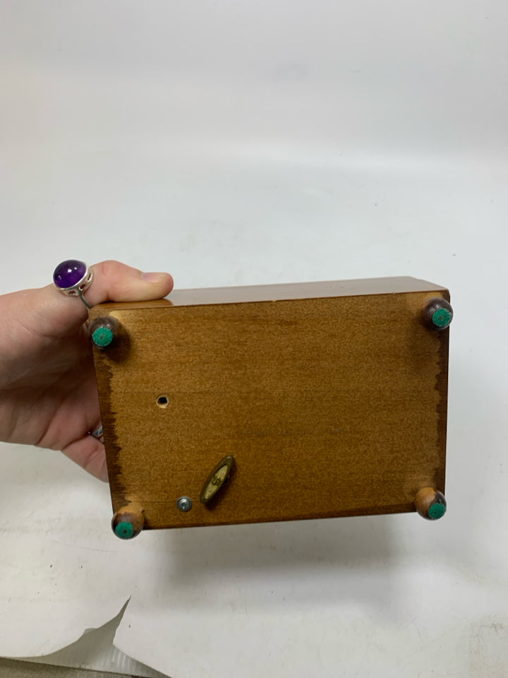 WOOD SMALL MUSIC BOX W/ ORANGE PRINTED CAT.