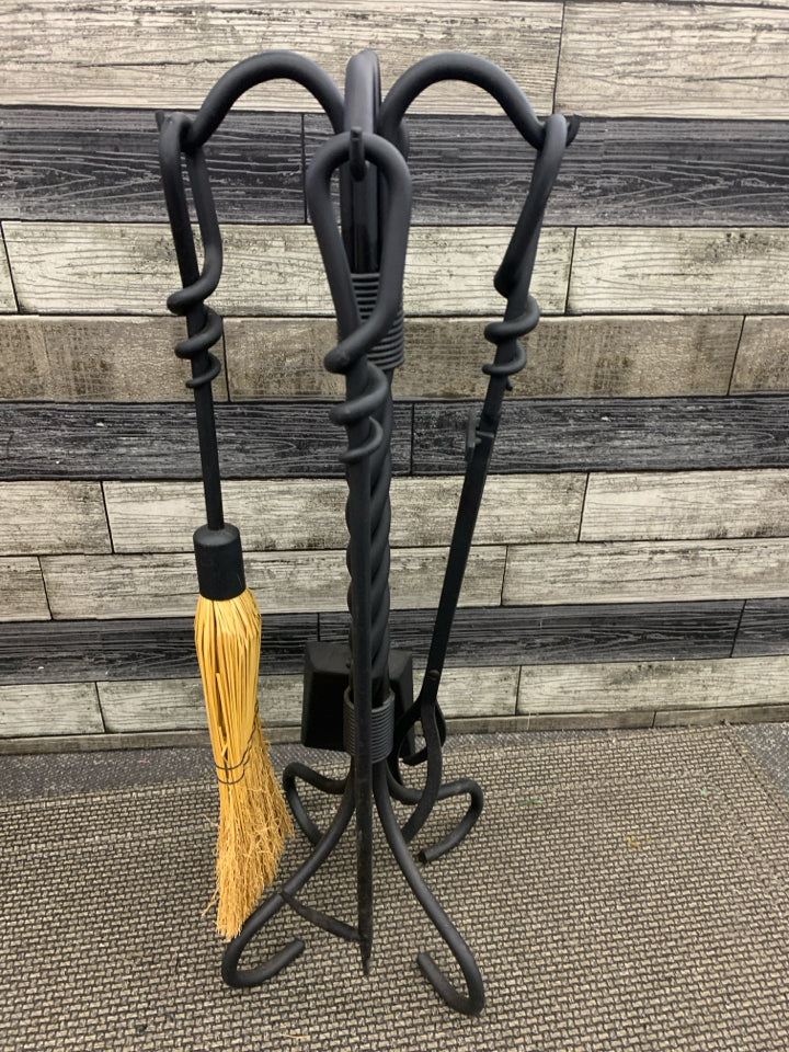 HEAVY BLACK METAL FIREPLACE TOOL SET.