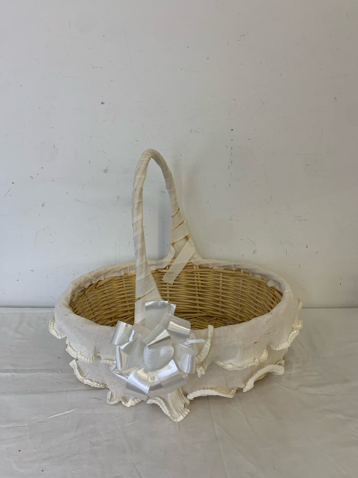 LARGE BLONDE BASKET W WHITE.