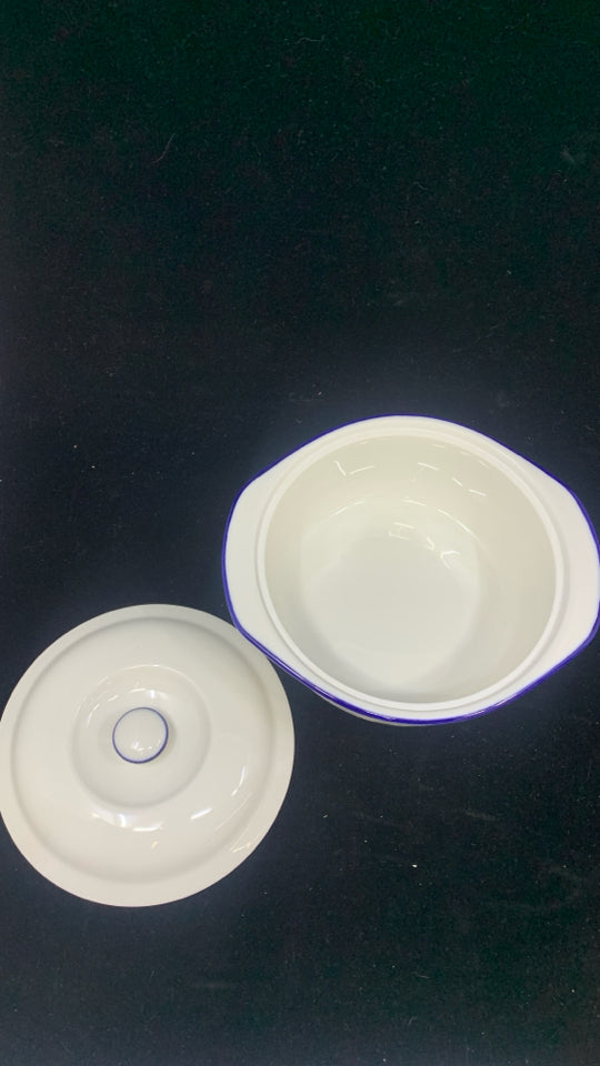 NIB WHITE & BLUE CASSEROLE DISH W/COVER.