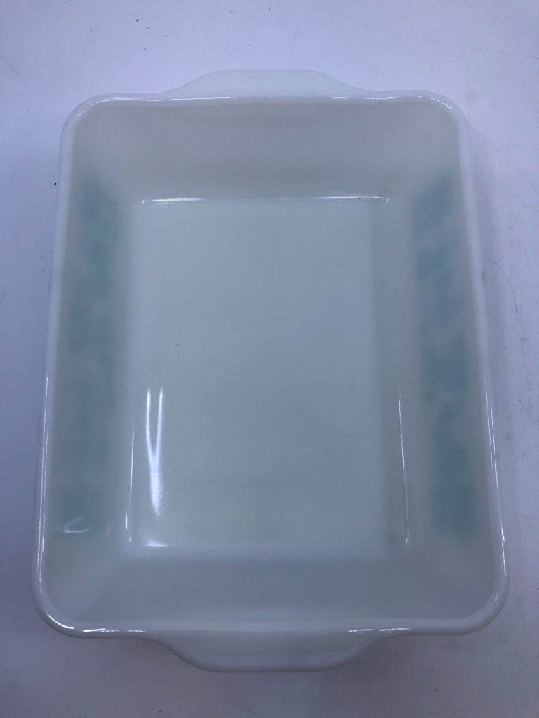 VTG PYREX AMISH BUTTERPRINT FRIDGE DISH W LID.