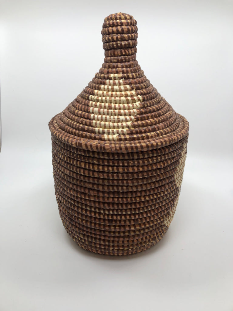BROWN/CREAM WOVEN COVERED STORAGE BASKET.