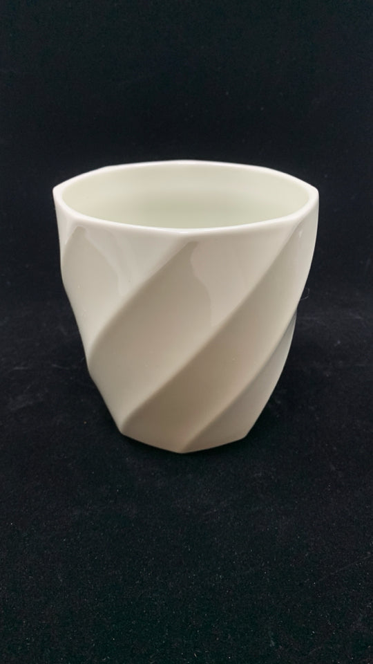 CREAM CERAMIC SWIRL PLANTER.