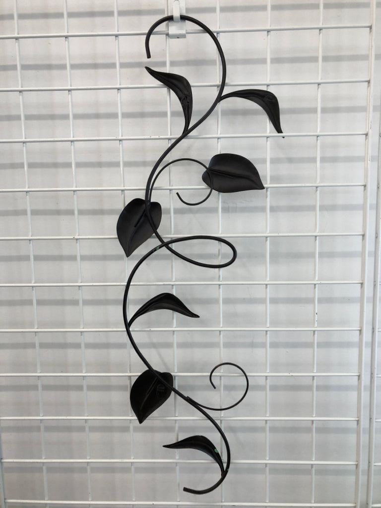METAL LEAF SWIRL WALL HANGING.