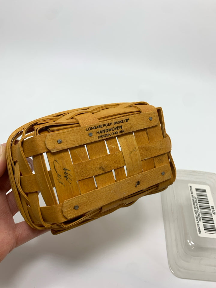 1999 PARSLEY SMALL BASKET W/HANDLE AND PLASTIC INSERT.