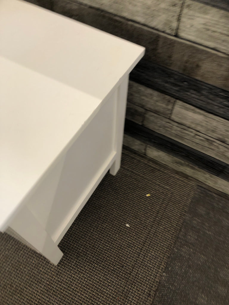 2-DRAWER WHITE SIDE TABLE.