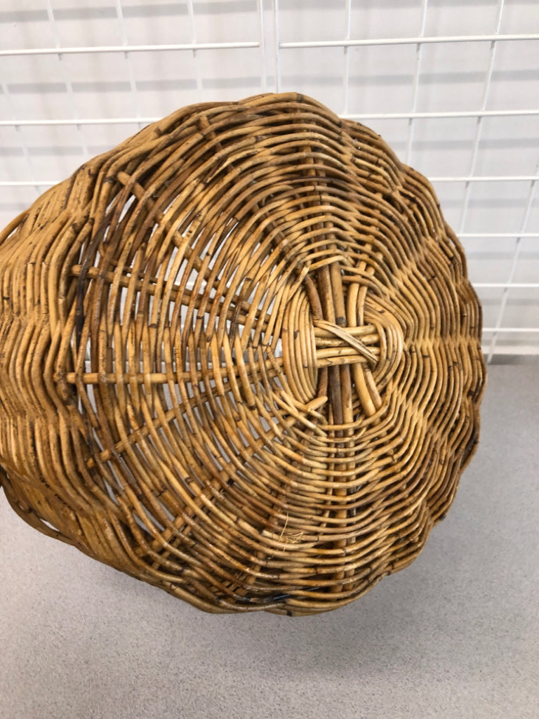 WICKER BASKET W/LG HANDLE.