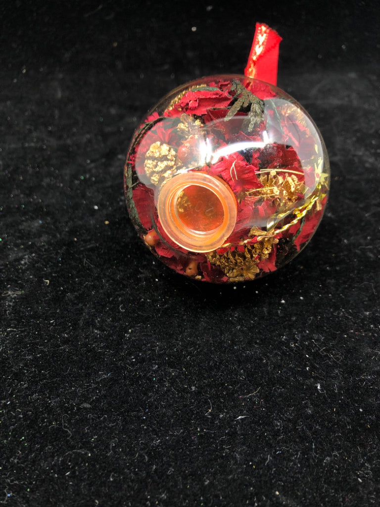TEARDROP ORNAMENT W PINECONES.